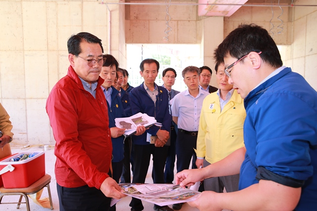 ▲ 전찬걸(왼쪽 첫번째)울진군수가 주요현안사업 현장을 방문해 관계자로부터 설명를 듣고 있다.ⓒ울진군