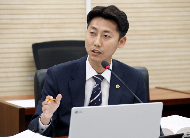 ▲ 세종시의회 산업건설위원회 소속 이태환 의원이 24일 건설교통국 소관 행정사무감사에서 건축 허가 시 관 주도로 지원책을 마련해야 한다고 강조했다.ⓒ세종시의회