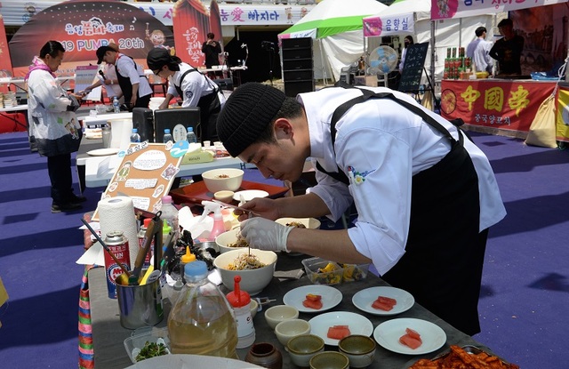 ▲ 품바 비빔밥 레시피 경연대회 장면.ⓒ음성군