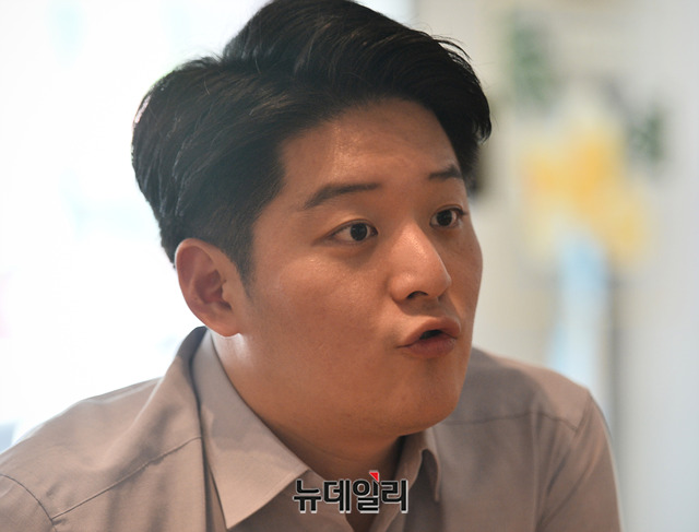 ▲ 김정식(32) 전대협 대변인이 24일 오후 광화문의 한 카페에서 인터뷰 질문에 대답하고 있다.ⓒ박성원 기자