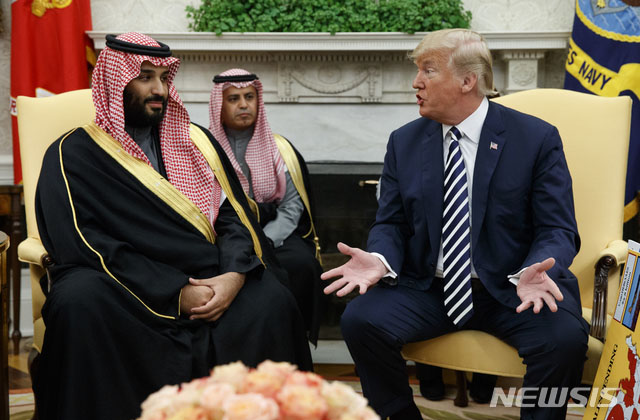 ▲ 무함마드 빈 살만 사우디아라비아 왕세자와 이야기를 나누는 도널드 트럼프 미 대통령. ⓒ뉴시스 AP. 무단전재 및 재배포 금지.