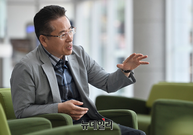 ▲ 신인균 대표는 북한이 지난 4일과 9일 탄도미사일을 발사한 이유를 한반도 주변으로 접근 중인 대규모 사전배치전단 때문이라고 주장했다. ⓒ박성원 기자.