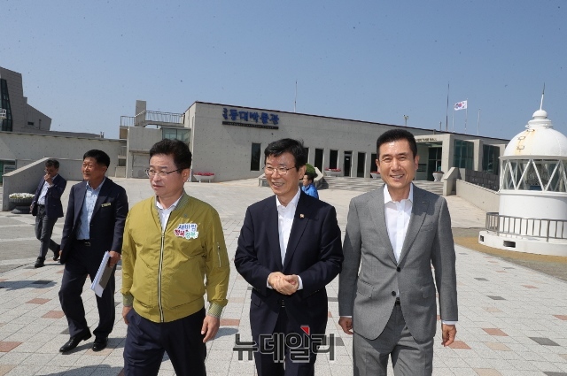 ▲ (왼쪽부터) 이철우 경북도지사와 문성혁 해양수산부 장관, 이강덕 포항시장이 국립등대박물관을 둘러보고 있다.ⓒ뉴데일리