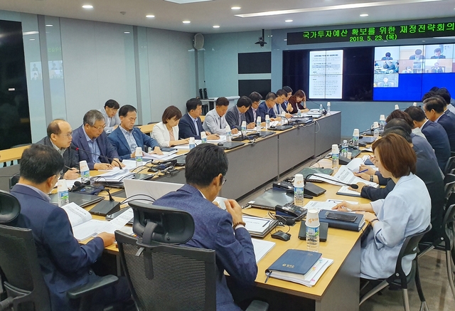 ▲ 칠곡군은 23일 재난상황실에서 강성익 부군수 주재로 실과소·읍면장 등 30여 명이 참석한 가운데 국가투자예산 확보를 위한 재정전략회의를 가졌다.ⓒ칠곡군