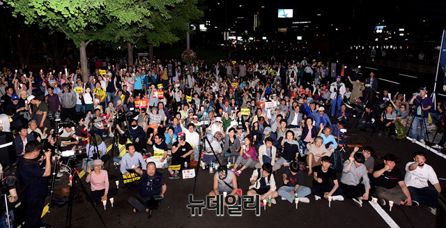▲ 25일 서울 광화문 교보문구 앞에서 열린 전국대학생대표자협의회 주최 '제3회 문재인 퇴진 촛불문화제'에서 참가자들이 촛불을 들고 구호를 외치고 있다. ⓒ박성원 기자