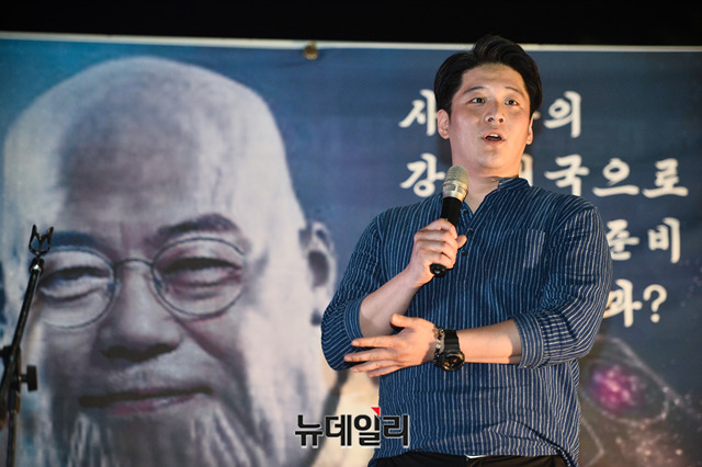 ▲ 25일 서울 광화문 교보문고 앞에서 열린 전대협 '제3회 문재인 퇴진 촛불문화제'에서 김정식 꿈꾸는 청춘연구소 소장이 발언을 하고 있다. ⓒ박성원 기자
