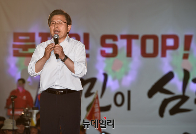 ▲ 25일 서울 광화문 세종문화회관 앞에서 열린 자유한국당의 '문재인 STOP! 국민이 심판합니다' 규탄 대회에 참석해 발언하는 황교안 당대표. ⓒ박성원 기자