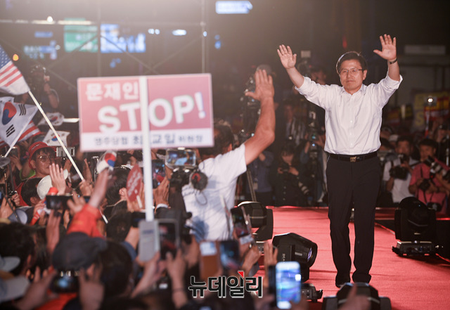 ▲ 25일 서울 광화문 세종문화회관 앞에서 열린 자유한국당의 '문재인 STOP! 국민이 심판합니다' 규탄 대회에 참석해 발언하는 황교안 당대표. ⓒ박성원 기자