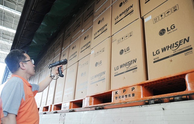 ▲ LG전자 직원들이 경남 창원사업장에서 휘센 씽큐 에어컨을 출하하고 있는 모습. ⓒLG전자