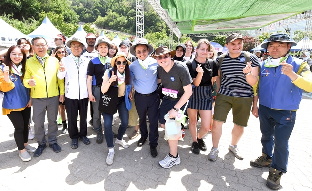 ▲ 개막식에 참석한 이철우 경북도지사가 행사장에서 외국인과 기념촬영을 하고 있다.ⓒ경북도