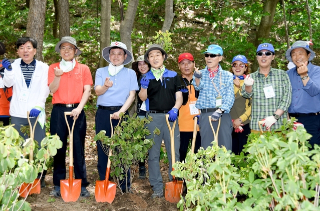 ▲ 개막식에는 이 도지사를 비롯해 최교일 국회의원, 장욱현 영주시장, 황병직·임무석 경상북도의회 의원 등 내·외빈과 경북산악연맹회원, 관광객 등 5000여 명이 축제장을 찾았다.ⓒ경북도