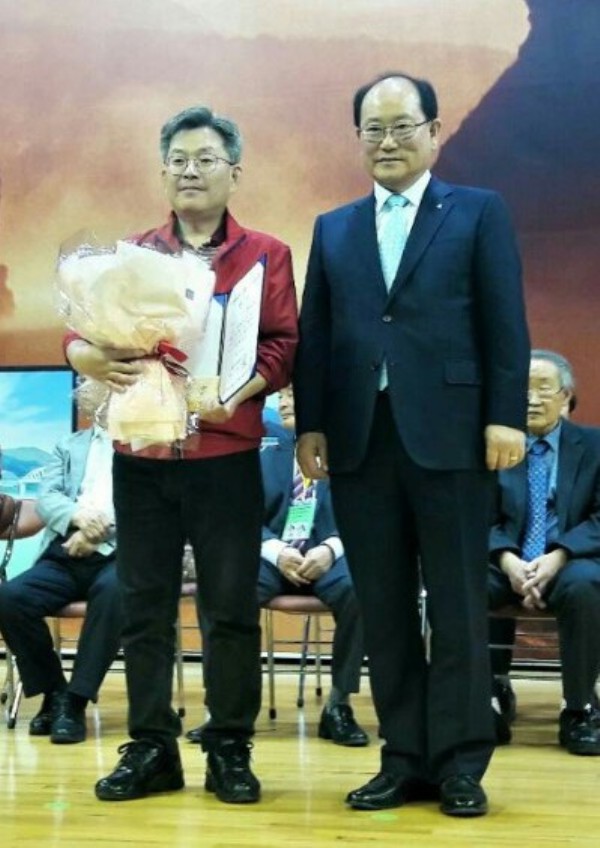 ▲ 25일 단양문화체육센터에서 열린 ‘제21회 퇴계 이황선생 추념 전국서예대회’에서 대상을 차지한 홍영택씨(왼쪽)가 수상 후, 류한우 단양군수와 기념촬영을 하고 있다.ⓒ한국서예협회 단양군지부 제공