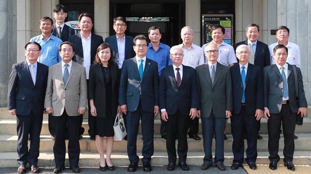 베트남 빈프억성 대표단이 24일 충북도를 방문해 이시종 지사와 두 지역간 교류 방안을  협의했다.ⓒ충북도