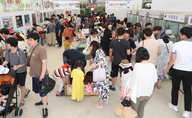 ▲ 26일 제8회 대한민국도시농업박람회장을 찾은 관람객들.ⓒ청주시