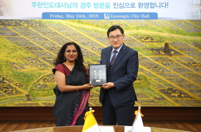 ▲ 주낙영 경주시장이 24일 경주시청을 방문한 스리프리야 랑가나탄 주한인도대사를 접견하고 황금귀걸이를 선물하고 있다.ⓒ경주시