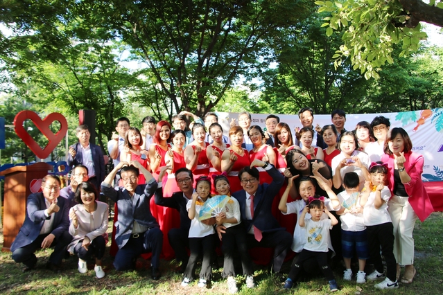 ▲ 한전 대구본부는 지난 22일 다문화가족과 함께하는 ‘어울림 작은 음악회’를 갖고 행사 후 수성구 다문화가족지원센터에 후원금을 전달했다.ⓒ한전 대구본부