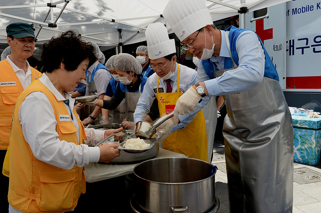 ▲ 대성에너지는 지난 22일 대구 두류공원 문화예술회관 앞에서 대한적십자사 대구지사 등과 취약계층 1천여명을 대상으로 점심식사를 대접하는 ‘행복한 밥상’급식 봉사활동을 펼쳤다.ⓒ대성에너지