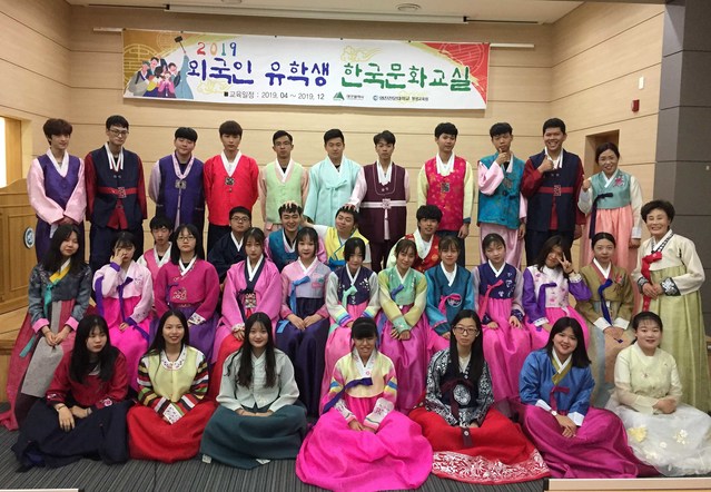 ▲ 사진은 16일 이 대학교 글로벌캠퍼스에서 이 대학교에 재학 중인 중국인 유학생들이 ‘한국의 의복문화 이해교실’에 참여해 한복을 입어보고 기념촬영에 나선 모습.ⓒ영진전문대