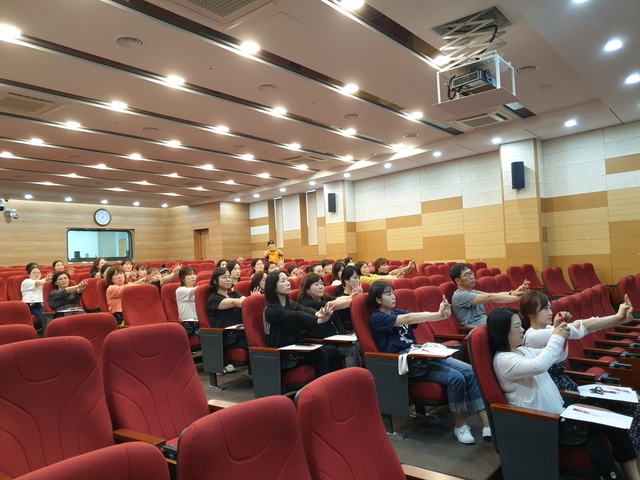 ▲ 김천시 육아종합지원센터가 김천소방서와 연계해 보육교직원을 대상으로 응급처치 및 심폐소생술 체험 교육을 가졌다.ⓒ김천시