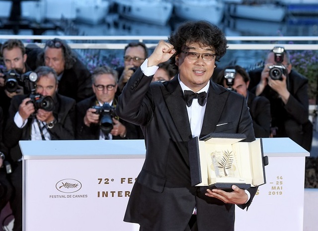 ▲ 봉준호 감독이 황금종려상을 수상하며 주먹을 불끈 쥐어보이고 있다.  ⓒ앤드크레딧
