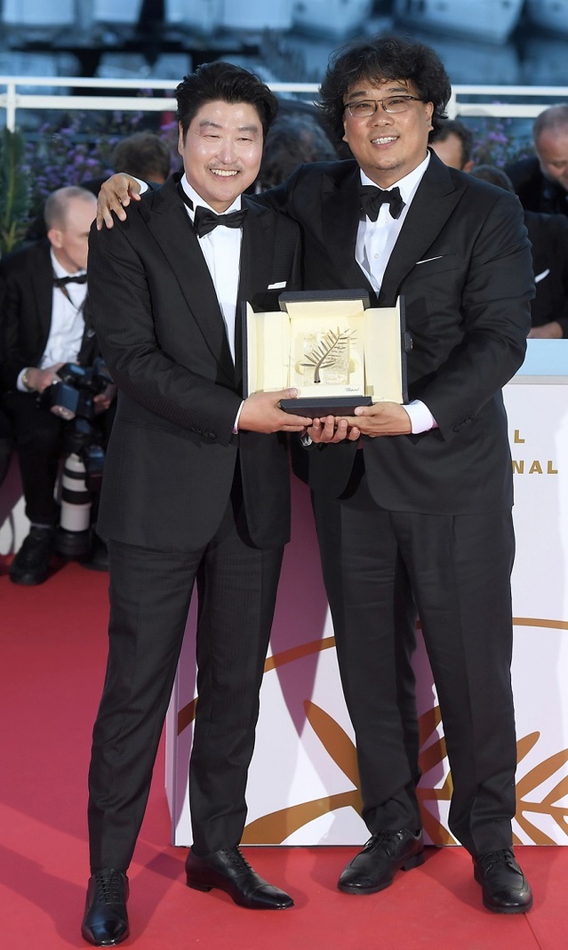 ▲ 배우 송강호(좌)와 봉준호 감독. ⓒ앤드크레딧