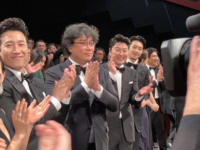 ▲ 지난 21일 프랑스 칸 뤼미에르 극장에서 열린 영화 '기생충' 공식 상영회에 참석한 봉준호 감독과 배우들.  ⓒ앤드크레딧