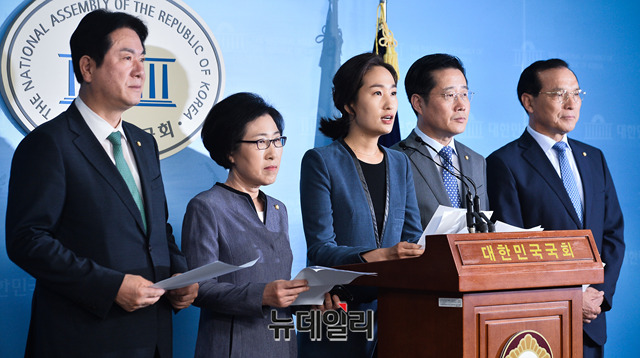 ▲ 이동섭 바른미래당 의원(왼쪽부터), 김삼화 의원, 김수민 의원, 이태규 의원, 김중로 의원이 27일 오전 국회 정론관에서 혁신위원회 구성 관련 기자회견을 갖고 있다. ⓒ박성원 기자