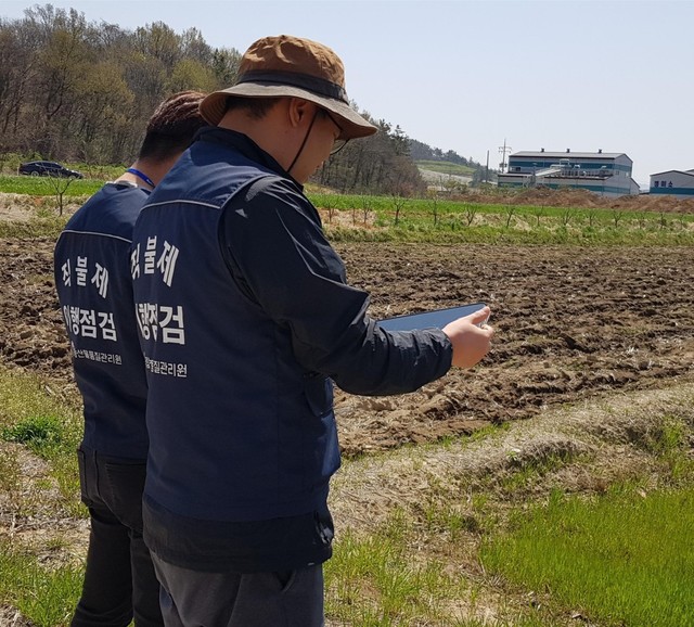 ▲ 농관원 직원들이 직불금 신청 농지에서 현장 이행점검을 벌이고 있다.ⓒ농관원 제공
