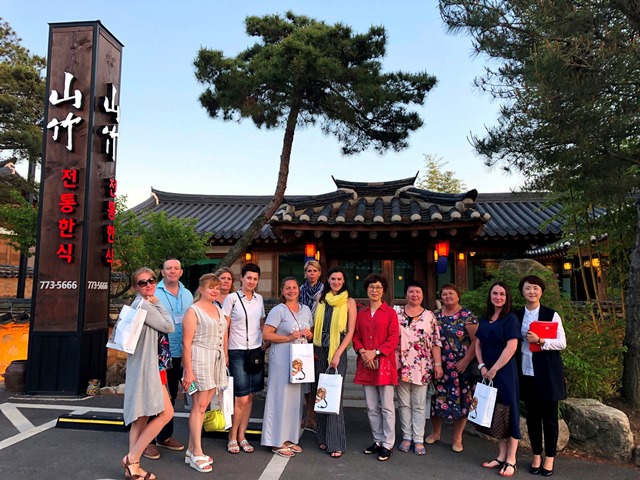 ▲ 러시아 제2도시 상트페테르부르크 지역의 유력 여행사 관계자들이 불국사 산죽 한옥마을에서 기념촬영을 하고 있다.ⓒ경북문화관광공사