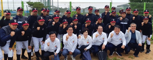 ▲ 충북도의회 교육위원회 소속의원들이 27일 전북 익산 전국소년체전 경기장을 찾아 화이팅을 외치고 있다.ⓒ충북도