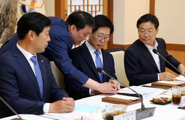 ▲ 양승조 충남도지사와 각 시장·군수들은 27일 당진시청 ‘해나루홀’서 열린 제8회 충남도 지방정부회의에서 ‘당진·평택항 매립지의 충청남도 귀속 결정 촉구 공동건의문’을 채택했다ⓒ충남도