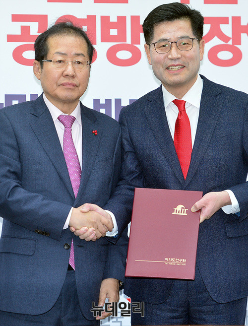▲ 홍준표(왼쪽) 전 자유한국당 대표와 조진래 전 의원. ⓒ뉴데일리 DB