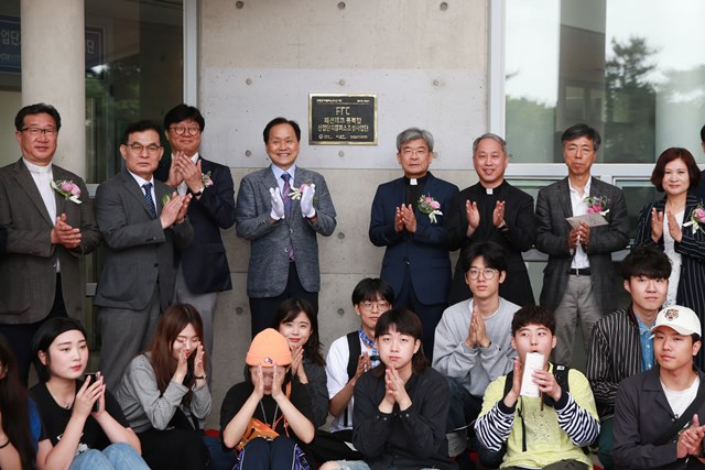 ▲ 행사 참석자들이 현판 앞에서 축하의 박수를 보내고  있다.ⓒ대가대