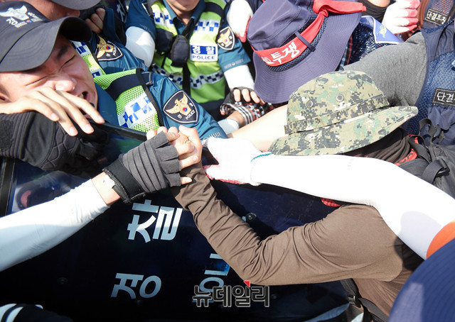 ▲ 폭력적인 시위 방식을 고수하는 전국민주노동조합총연맹 ⓒ 뉴데알리 DB