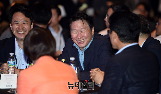 ▲ 최태원 SK 회장(가운데)이 28일 서울 자양동 워커힐호텔에서 열린 ‘SOVAC 2019’에서 참석자들과 대화를 나누고 있다. ⓒ박성원 기자