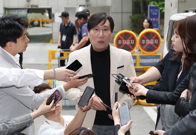 ▲ 더불어민주당 민주연구원장으로 임명된 양정철 전 청와대 홍보기획비서관이 13일 서울 여의도 민주당사에서 열린 김민석 전 민주연구원장 이임식에 참석하며 취재진 질문에 답하고 있다. ⓒ뉴시스