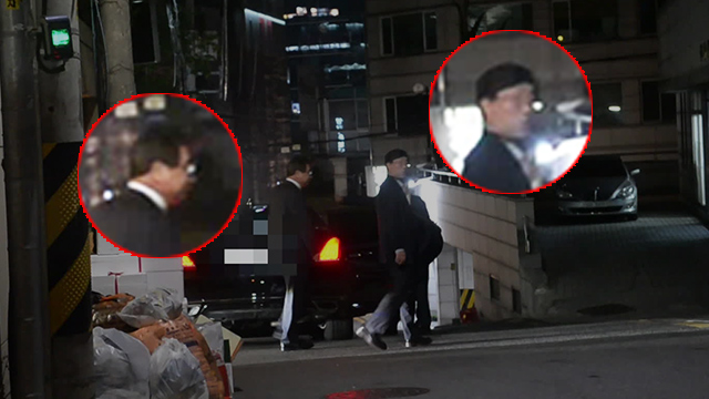 ▲ 문재인 대통령의 복심으로 알려진 양정철 민주연구원 원장과 서훈 국가정보원 원장이 21일 오후 강남의 모 한정식집에서 4시간의 만남을 마치고 나오고 있다. ⓒ더팩트