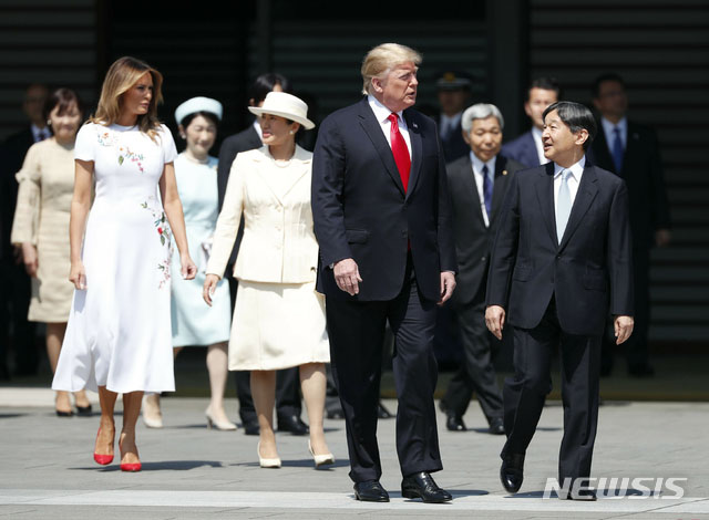 ▲ 지난 27일 왕궁에서 도널드 트럼프 미 대통령 내외를 맞이하는 나루히토 일왕. ⓒ뉴시스 AP. 무단전재 및 재배포 금지.