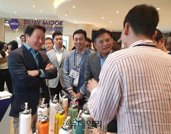 ▲ 최태원 SK 회장(왼쪽)이 28일 서울 자양동 워커힐호텔에서 열린 ‘SOVAC 2019’에 마련된 사회적기업 ‘마커스랩’ 부스를 방문해 직원과 대화를 나누고 있다. ⓒ뉴데일리