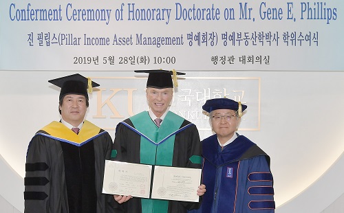 ▲ 28일 서울 광진구 건국대학교에서 열린 '명예부동산박사 학위 수여식'에서 (왼쪽부터)민상기 건국대 총장, 진 필립스 필라자산운용 명예회장, 정일민 건국대 대학원장이 기념촬영을 하고 있다. ⓒ건국대