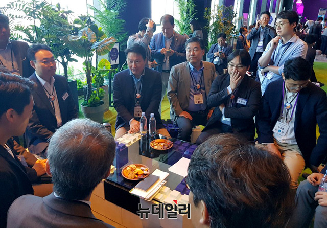 ▲ 탁자 위에 물병이 놓여 있는 최태원 SK그룹 회장(중앙)이 SOVAC 자문위원들과 의견을 나누고 있다.ⓒ박성원 기자