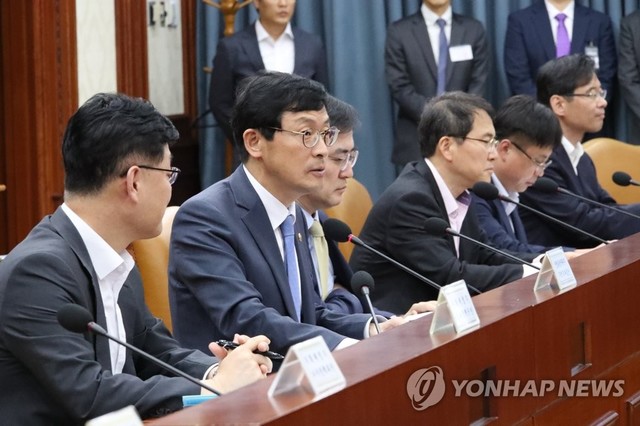 ▲ 이호승 기재부 제1차관(왼쪽에서 두 번째)이 28일 정부서울청사에서 금융위와 산업부 등 관계부처와 산업은행 등 11개 정책금융 관계자들이 참석해 열린 제2차 혁신성장 정책금융협의회에서 발언하고 있다. ⓒ연합뉴스