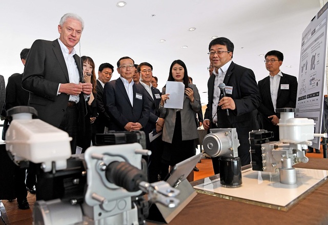 ▲ 현대·기아차 알버트 비어만 사장이 우수 협력사의 전시품들을 둘러보고 있다.ⓒ현대·기아자동차