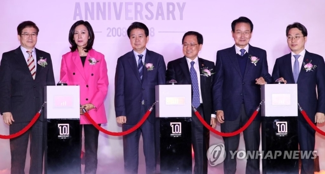 ▲ 지난해 11월 서울 종로구 수운회관에서 열린 IPTV 10주년 기념식에서 유정아(좌측 두 번째) 한국IPTV방송협회장 등 참석자들이 축하 퍼포먼스를 하고 있다.  ⓒ연합뉴스