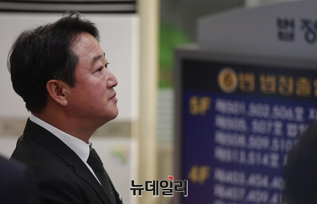▲ 이웅열 코오롱 명예회장이 지난 16일 서울중앙지방법원에서 열린 차명주식 혐의 관련 재판에 출석하고 있다. ⓒ정상윤 기자