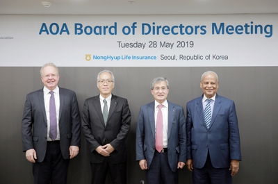 ▲ 왼쪽부터 크리스 블랙(Chris Black) 뉴질랜드 FMG CEO, 후미오 야나이(Fumio Yanai) 일본 전공 련 대표이사, NH농협생명 홍재은 대표이사, P.키리완디냐(P.A. Kiriwandeniya) 스리랑카 SANASA 보험사 회장이 회의를 마친 후 기념사진을 촬영하고 있다.ⓒ농협생명