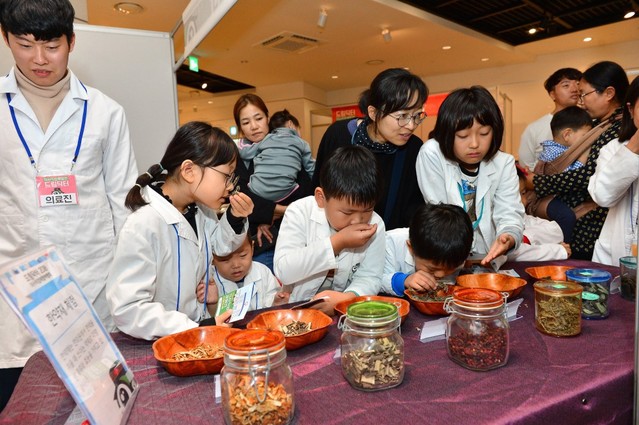 ▲ 지난해 한방엑스포공원에서 열린 제천한방바이오박람회를 찾은 학생들이 신기한 듯 한약재를 살펴보고 있다.ⓒ제천한방바이오재단 제공