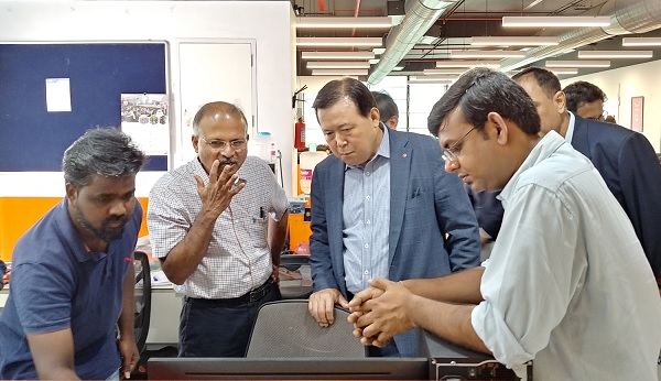 ▲ 황각규 롯데지주 부회장(가운데)이 28일(인도시간) 마드라스 인도공과대학 리서치파크 관계자들과 실험장면을 지켜보고 있다. ⓒ롯데