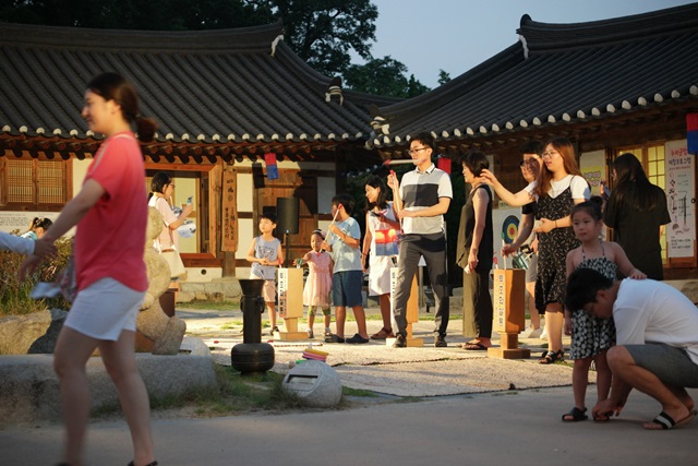 ▲ 어린아이들이 부모와 함께 투호놀이, 제기차기 등 전통 민속놀이 체험을 하고 있다.ⓒ경주시