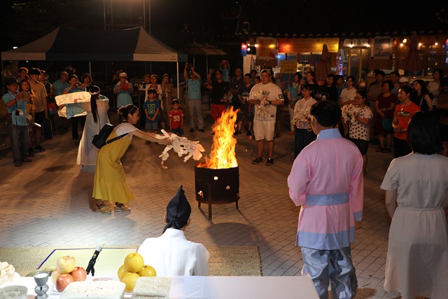 ▲ ‘야경’은 주간 위주의 문화재 개방에서 야간 연장 개방으로 동궁과 월지, 첨성대, 동부사적지, 대릉원, 계림 등을 매일 오후6시부터 밤11시까지 연장 운영한다.ⓒ경주시